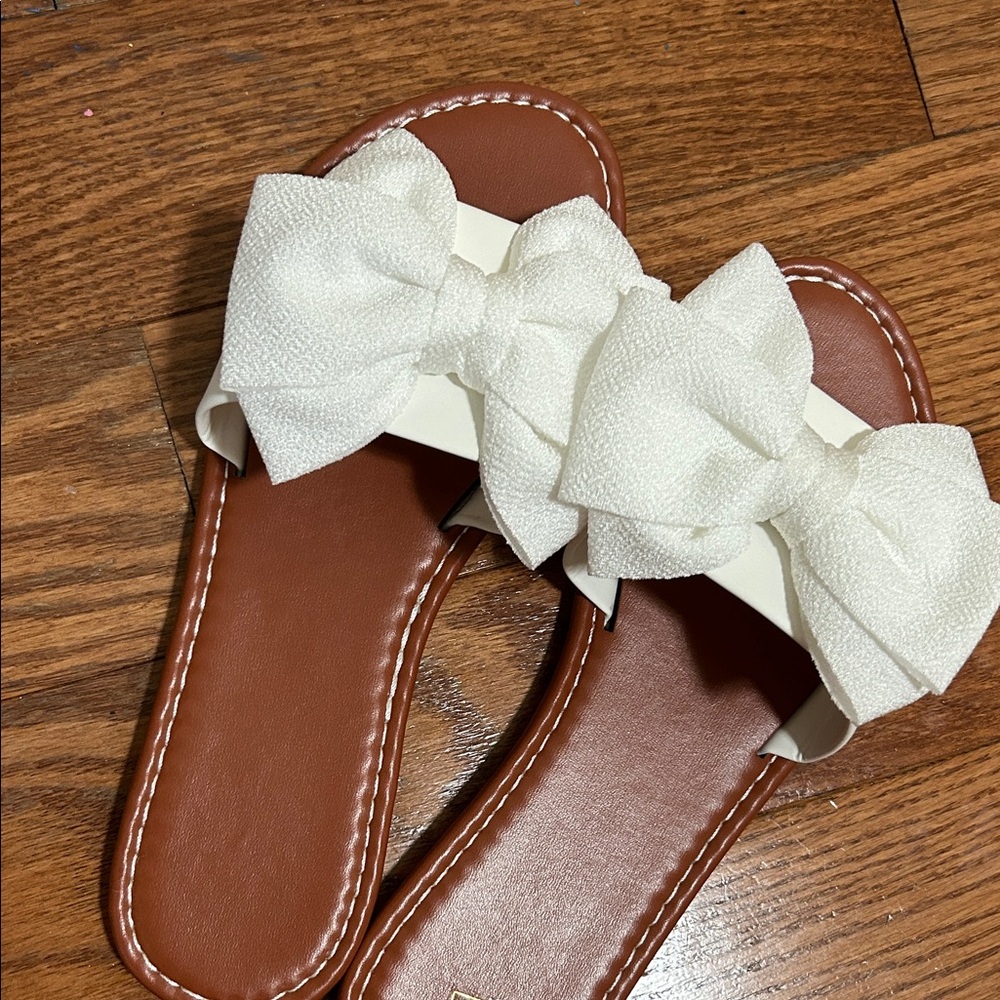 NWT White Bow Women's Sandals